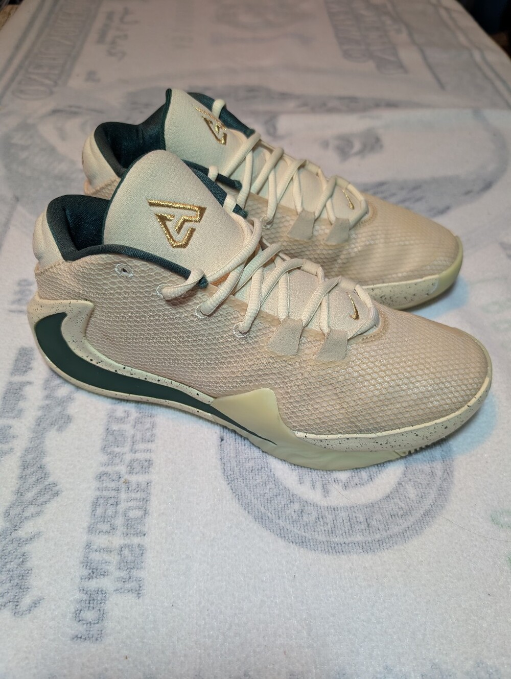 Nike Zoom Rare Freak 1 Bone Olive 2019 Glow In The Dark #CJ5614-991 Men Size 8.5